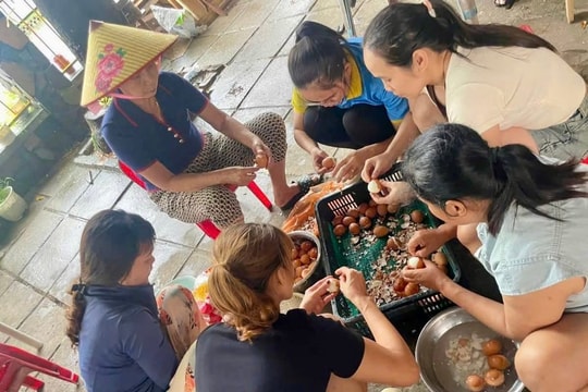 Ấm lòng những suất ăn nhân ái nơi vùng lũ