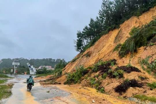 Sạt lở gây chia cắt tuyến đường lên hai xã Tây Giang và Hùng Sơn