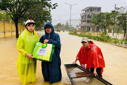 Báo Tuổi Trẻ trao tặng 600 suất quà cho người dân vùng ngập lụt tại Huế và Đà Nẵng