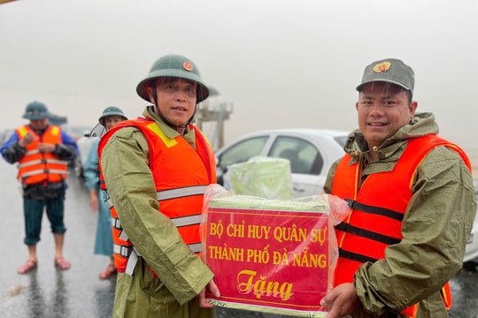 Bộ Chỉ huy Quân sự thành phố Đà Nẵng cung ứng lương thực cho người dân vùng lũ xã Duy Nghĩa