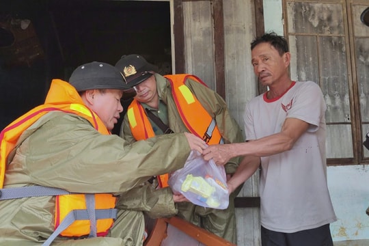 Công an thành phố Đà Nẵng thăm hỏi, tiếp tế lương thực cho người dân vùng ngập lụt