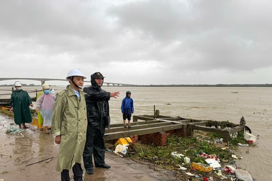 Phó Chủ tịch UBND thành phố Lê Quang Nam chỉ đạo khẩn trương gia cố kè biển ở xã Duy Nghĩa