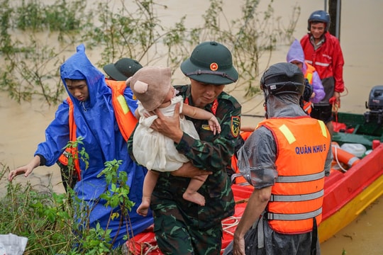 Cùng dân vượt lũ