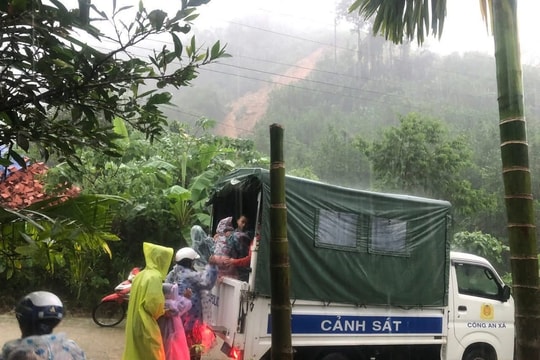 Trà Leng lập tổ công tác ứng cứu người dân các thôn bị cô lập do mưa lũ