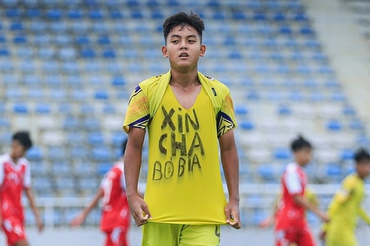 Màn ăn mừng “Xin cha bỏ bia” của cầu thủ U14