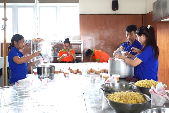 Sinh viên Trường Đại học Đông Á chuẩn bị 600 suất ăn gửi đến người dân vùng ngập lụt