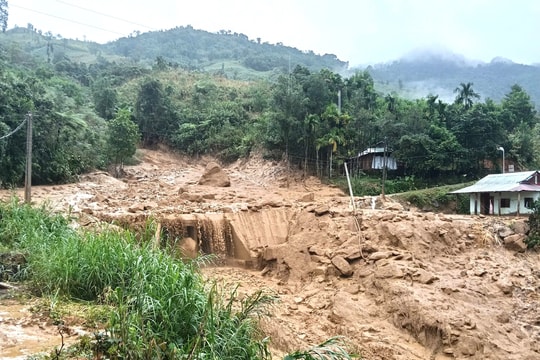 Đất đá sạt lở tràn vào trụ sở, xã Trà Vân phải di dời  khẩn cấp