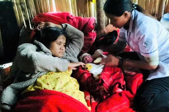 Em bé sơ sinh của ngày lũ
