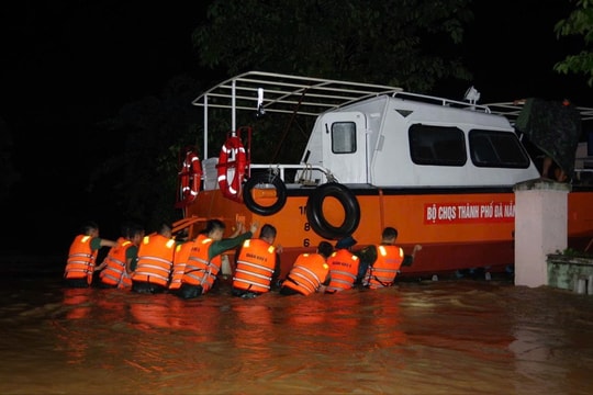Lực lượng vũ trang thành phố Đà Nẵng hành quân xuyên đêm ứng cứu người dân vùng ngập lụt