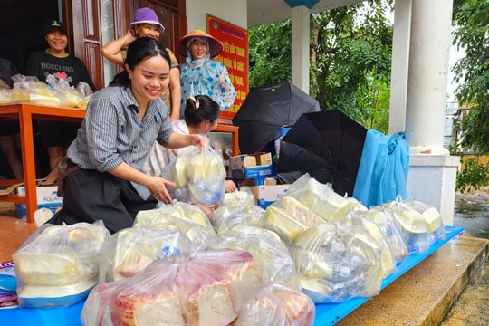 Những suất ăn miễn phí tiếp sức người dân vùng ngập lụt