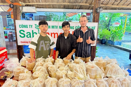 Foreign tourists join locals in cooking free meals for Hoi An flood victims