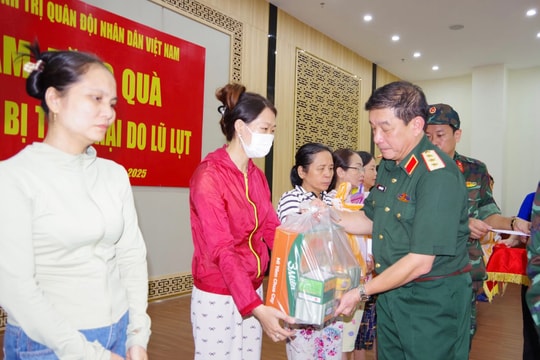 Thượng tướng Trương Thiên Tô, Phó Chủ nhiệm Tổng cục Chính trị tặng quà người dân vùng lũ Đại Lộc