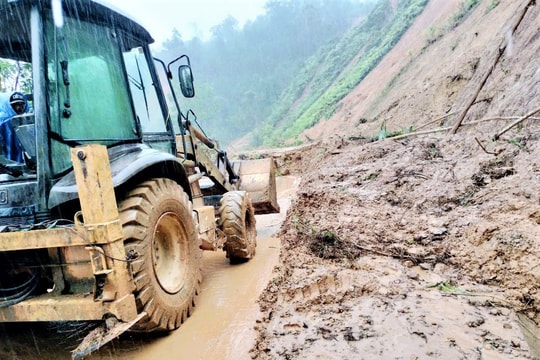 Sạt lở nghiêm trọng tuyến đường Hồ Chí Minh, xã Avương bị cô lập hoàn toàn