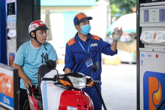 Giá xăng tăng hơn 700 đồng mỗi lít