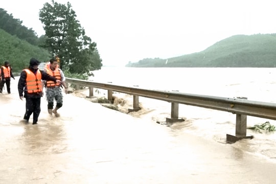 Lãnh đạo xã Phước Trà thăm, hỗ trợ người dân vùng bị cô lập do mưa lũ