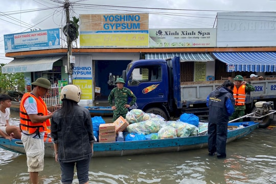 Hàng ngàn suất ăn, nhu yếu phẩm chắt chiu gửi về vùng ngập lụt, chia cắt