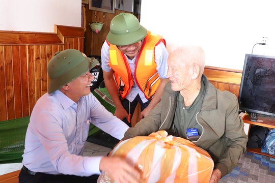 Thường trực Ban Bí thư Trần Cẩm Tú thăm, động viên nhân dân vùng lũ tại xã Thăng An, thành phố Đà Nẵng