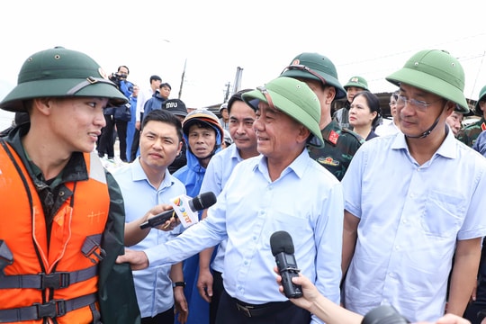 Thường trực Ban Bí thư Trần Cẩm Tú kiểm tra tình hình sạt lở kè An Lương, xã Duy Nghĩa