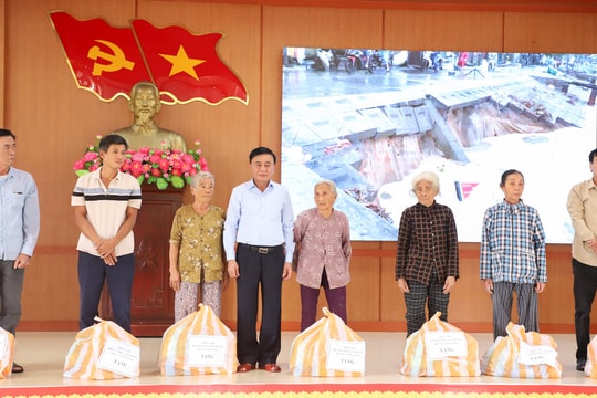 Thường trực Ban Bí thư Trần Cẩm Tú tặng quà cho người dân bị ảnh hưởng lũ lụt tại xã Duy Nghĩa
