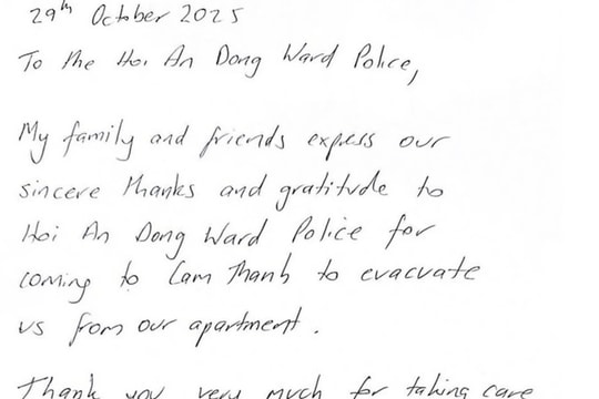 Foreign tourists write thank-you letter to Hoi An police after being rescued from floodwaters