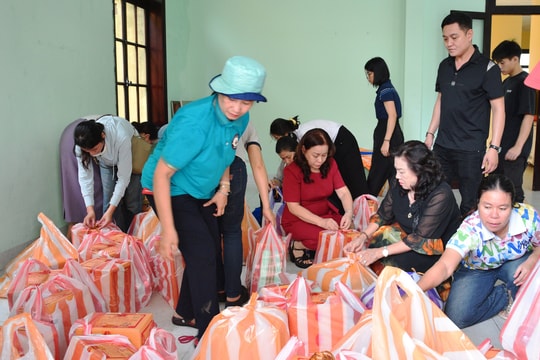 Phụ nữ Đà Nẵng chung tay hỗ trợ khắc phục hậu quả mưa lũ