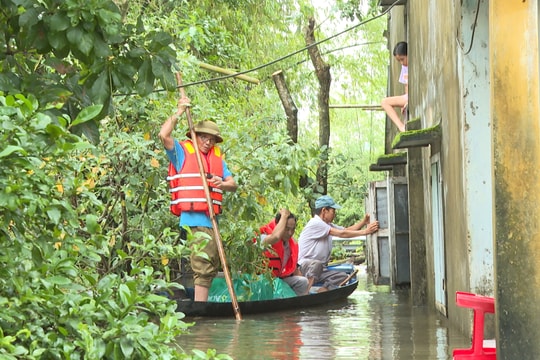 Khẩn trương cứu trợ người dân vùng ngập lụt