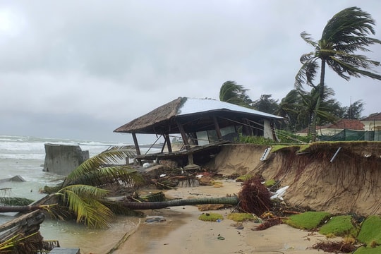 Dai dẳng hiểm họa sạt lở bờ biển ven Cửa Đại