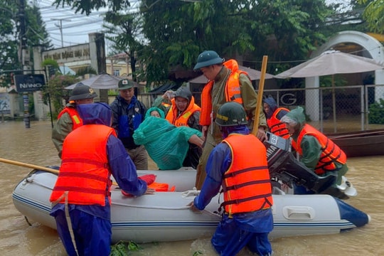 Tình người trong lũ dữ