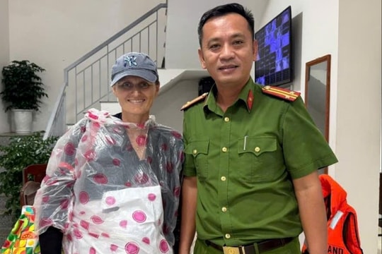 Công an phường Hội An Đông hỗ trợ nhóm du khách nước ngoài bị mắc kẹt trong lũ