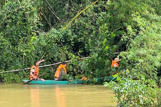 Cảnh báo nguy hiểm khi tự ý di chuyển bằng ghe, xuồng mùa mưa bão
