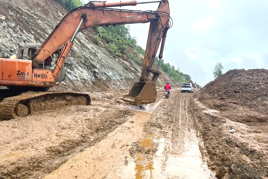 Nỗ lực khắc phục hạ tầng giao thông sau lũ