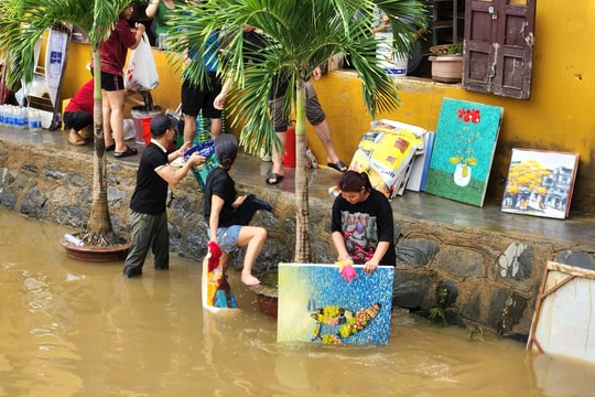 Tất bật vệ sinh phố cổ Hội An sau lũ lịch sử