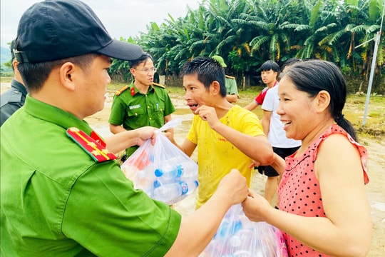 Chung tay giúp dân khắc phục hậu quả mưa lũ