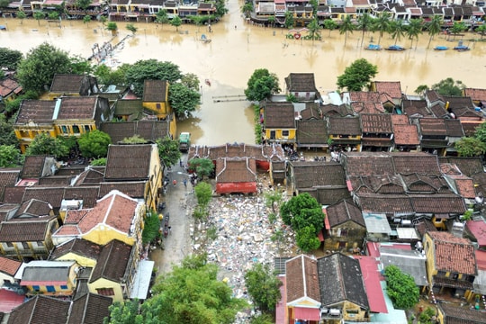Hoi An works tirelessly to recover from floods as foreign tourists keep visiting