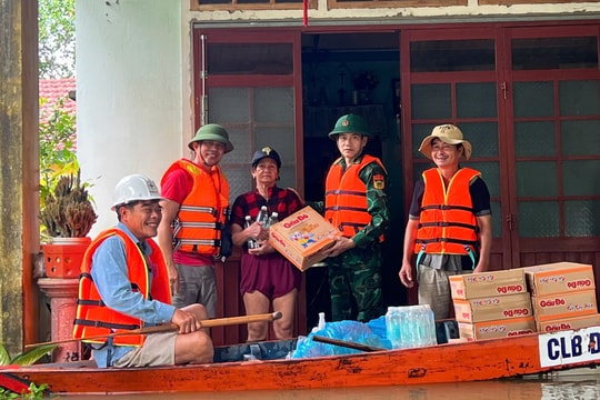 AIA Quảng Nam chung tay cứu trợ người dân vùng lũ