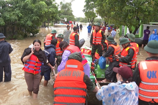 Tổng lực ứng cứu nhân dân vùng lũ