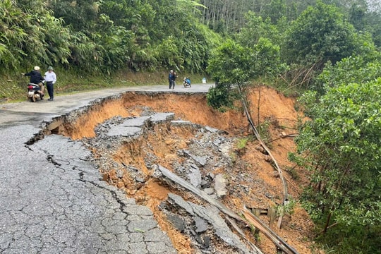 Cận cảnh tuyến ĐT606 nát tươm sau mưa lũ