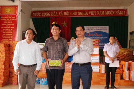 Phó Chủ tịch Thường trực HĐND thành phố Trần Phước Sơn trao quà cho người dân xã Thu Bồn và Duy Xuyên