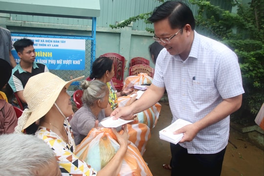 Chủ tịch Ủy ban MTTQ Việt Nam thành phố Lê Trí Thanh thăm, động viên nhân dân khắc phục hậu quả mưa lũ