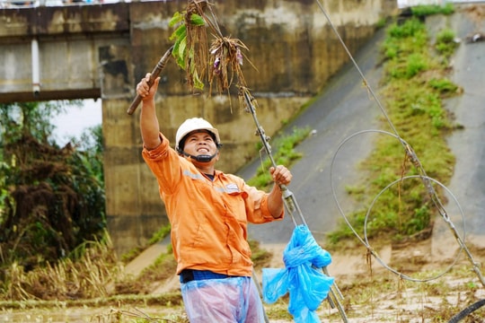 Gần 170.000 khách hàng miền Trung được cấp điện trở lại sau mưa lũ