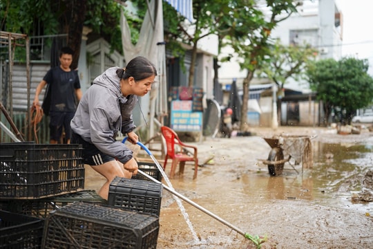 Người dân vùng lũ Đại Lộc khẩn trương dọn bùn đất sau mưa lớn