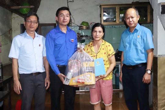 Đà Nẵng: Liên đoàn Lao động thành phố và Thành đoàn trao 600 suất quà cho người dân vùng lũ