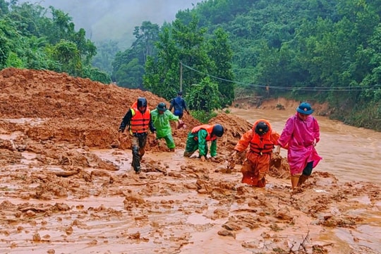 Đà Nẵng: Công an xã miền núi nỗ lực giúp dân khắc phục hậu quả thiên tai