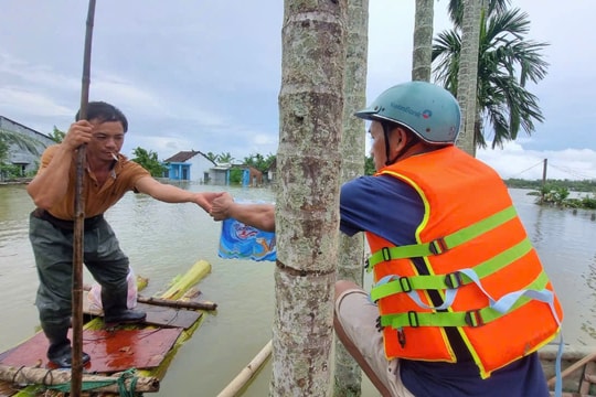 Đà Nẵng: Tình người nơi vùng lũ Thăng An