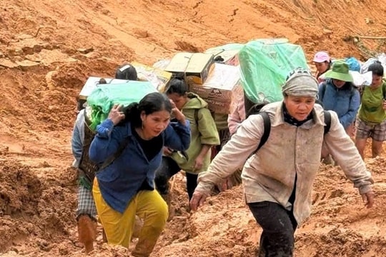 Các xã miền núi Đà Nẵng tiếp tế lương thực cho khu dân cư bị cô lập