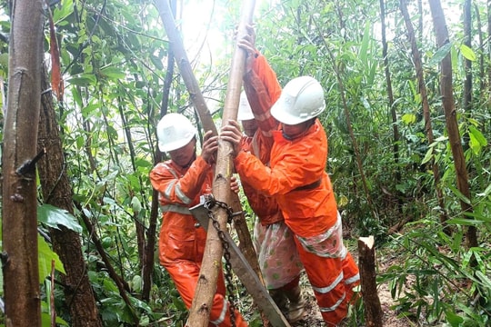 Hơn 84% khách hàng bị ảnh hưởng mưa lũ được cấp điện trở lại