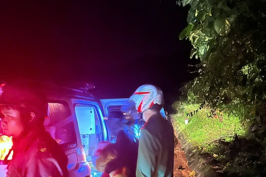 Công an xã Avương kịp thời hỗ trợ chuyển bệnh nhi đi cấp cứu trong đêm mưa lũ