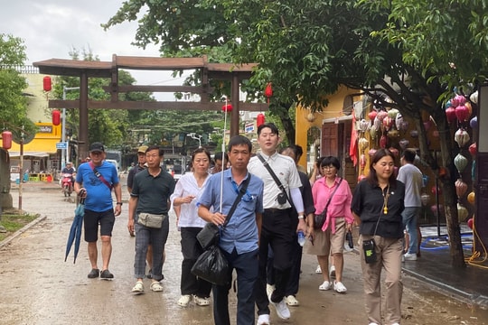 Phố cổ Hội An đón nhiều đoàn khách nước ngoài tham quan sau lũ