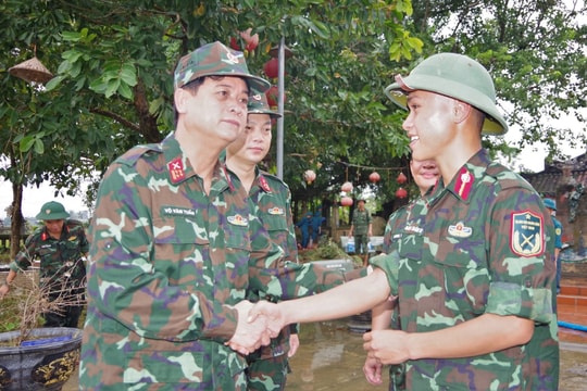 Lãnh đạo Bộ Chỉ huy Quân sự thành phố Đà Nẵng động viên cán bộ, chiến sĩ khắc phục hậu quả mưa lũ