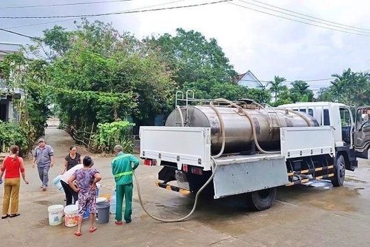 Đà Nẵng cung cấp nước sạch cho người dân vùng ngập lụt